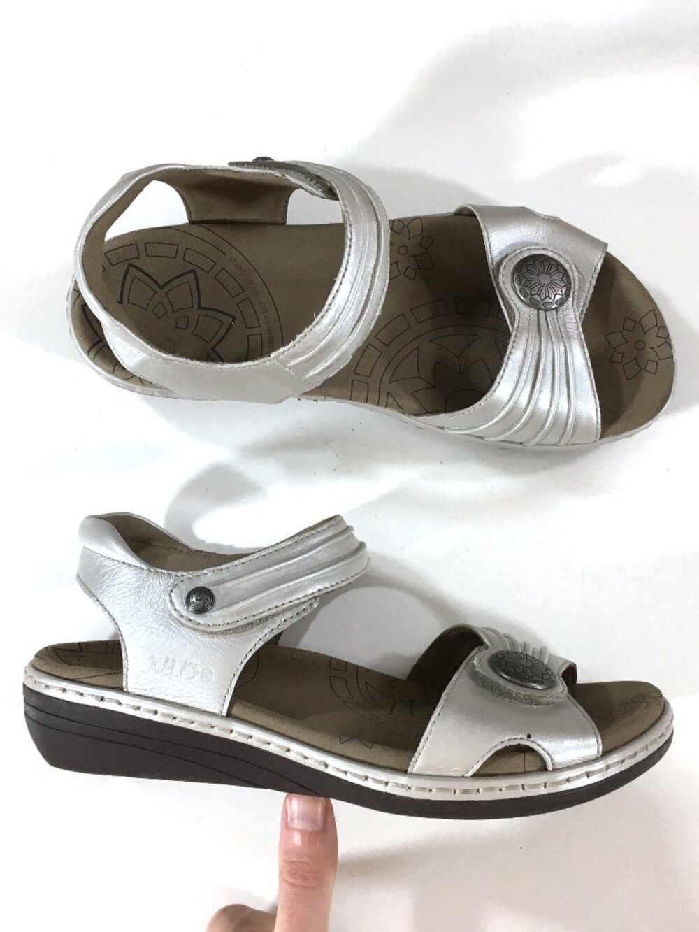 Taos Escape Sandals Womens Size 7 Silver Leather ESC-11731